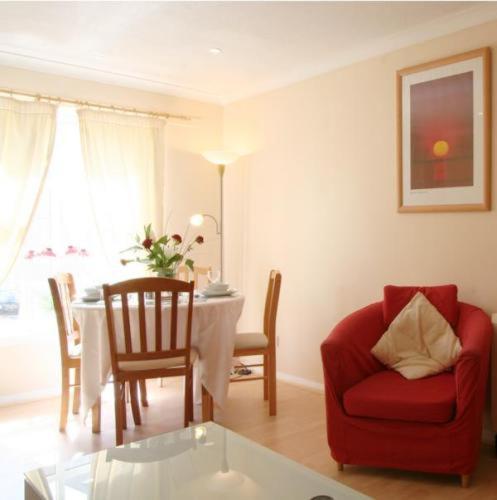 Apartments Royal EDI Room photo