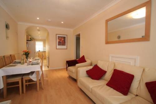 Apartments Royal EDI Room photo