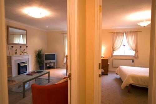 Apartments Royal EDI Room photo